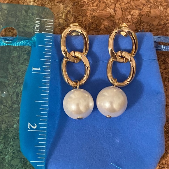 NWOT Gorgeous gold hoops & Pearl Charm😍 - Picture 2 of 12